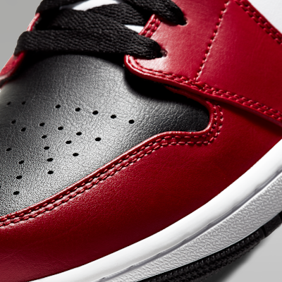 Air Jordan 1 Mid Shoes. Nike RO